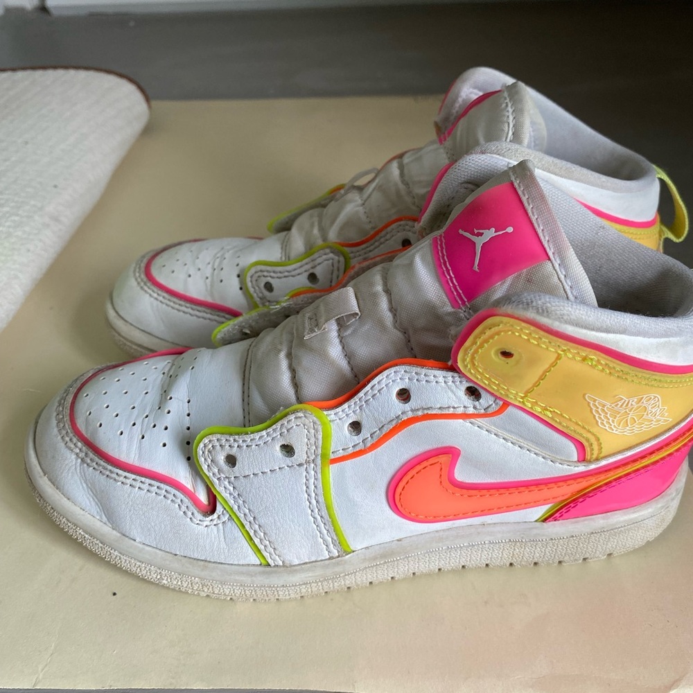Kids Neon air jordan 1